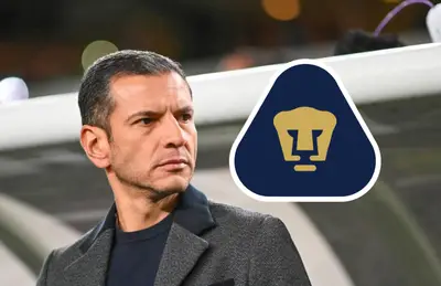Jaime Lozano y escudo de Pumas/Foto Fútbol Total.