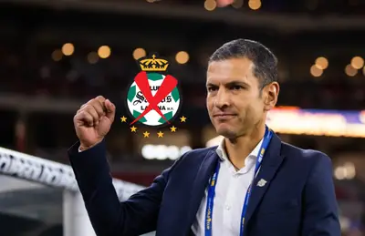 Jaime Lozano y escudo de Santos Laguna tachado/Foto Milenio.