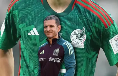 Jaime Lozano y jersey de selección/Foto Juan futbol.