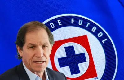 Jaime Ordiales y escudo de la máquina/ Foto Cruz Azul.