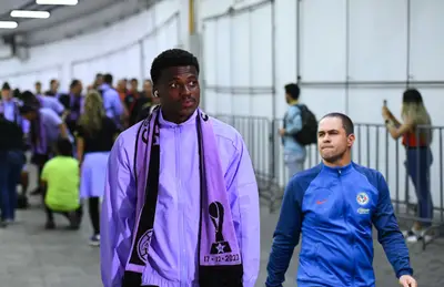 Javairo Dilrosun caminando y a su lado André Jardine/ Foto ESTO.