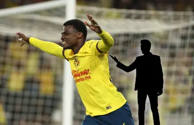 Javairo Dilrosun festejando y silueta de hombre/Foto Diario AS.