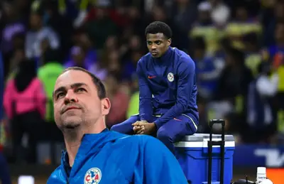 Javairo Dilrosun sentado y André Jardine/ Foto Récord.