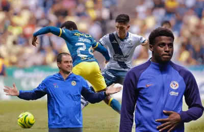Javairo Dilrosun y a su lado André Jardine/ Foto América.