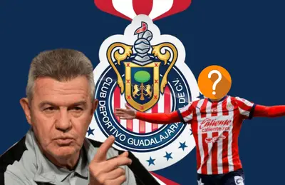 Javier Aguirre apuntando y jugador de Chivas incógnito/Foto Ebay.