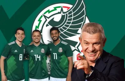 Javier Aguirre apuntando y jugadores mexicanos/Foto Community Sports.