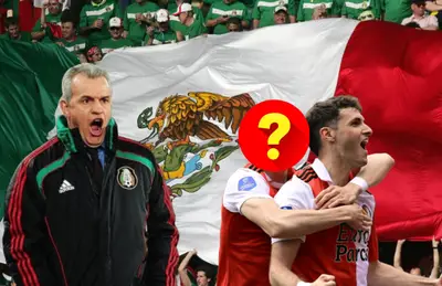 Javier Aguirre boquiabierto, Santiago Giménez y jugador oculto/ Foto Fútbol Hoy.