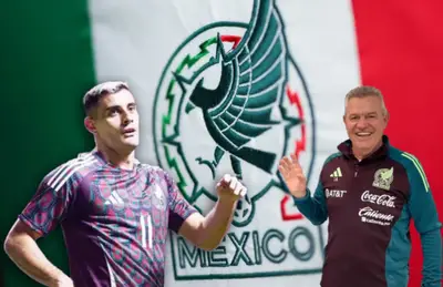 Javier Aguirre con mano alzada y Germán Berterame a un lado/ Foto Somos News.