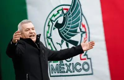 Javier Aguirre con manos extendidas/Foto Somos News.