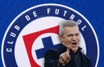 Javier Aguirre diciendo no y logo de Cruz Azul/Foto TUDN Fan Shop.