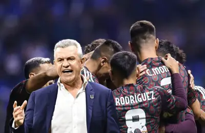 Javier Aguirre gritando y jugadores de México abrazados/Foto Mi Selección.