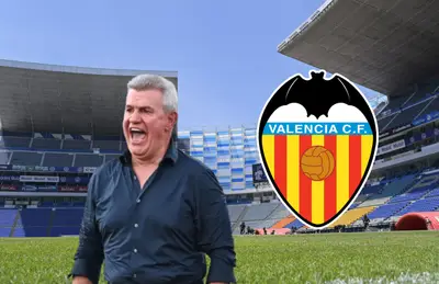 Javier Aguirre gritando y logo del Valencia CF/Foto Grada.