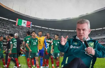 Javier Aguirre hablando y jugadores de México/Foto Fútbol Total.