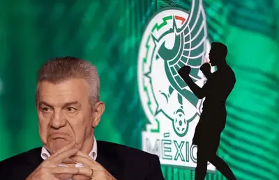 Javier Aguirre haciendo muecas y silueta de portero/Foto El Universal.