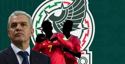 Javier Aguirre junto a dos futbolistas incógnitos españoles / FOTO MARCA