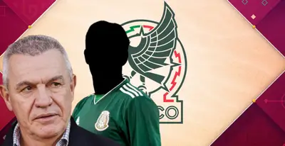 Javier Aguirre junto a futbolista incógnito del Tri / FOTO FÚTBOL TOTAL