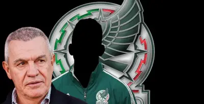 Javier Aguirre junto a futbolista incógnito del Tri / FOTO GETTY IMAGES