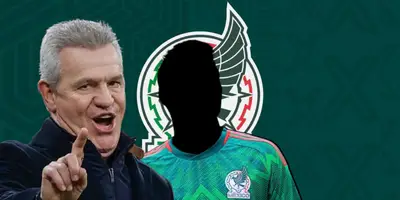 Javier Aguirre junto a futbolista incógnito del Tri / FOTO MARCA