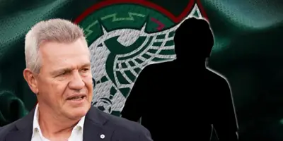 Javier Aguirre junto a futbolista incógnito / FOTO FLASHSCORE