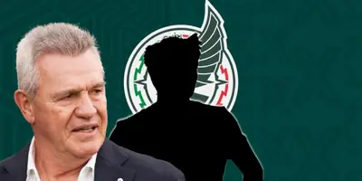 Javier Aguirre junto a futbolista incógnito / FOTO GOAL