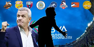 Javier Aguirre junto a futbolista incógnito / FOTO IMER
