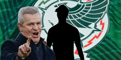 Javier Aguirre junto a futbolista incógnito / FOTO MARCA