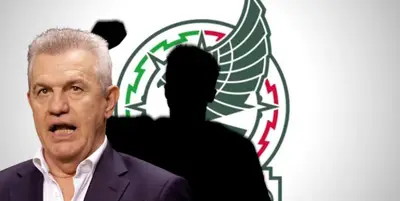 Javier Aguirre junto a futbolista incógnito / FOTO X