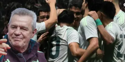 Javier Aguirre junto a futbolistas del Tri / FOTO ESTO