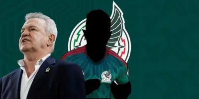 Javier Aguirre junto a jugador incógnito del Tri / FOTO LA JORNADA