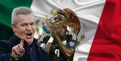 Javier Aguirre junto a Julián Quiñones / FOTO EFE