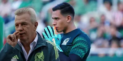 Javier Aguirre junto a Luis Ángel Malagón / FOTO EFE