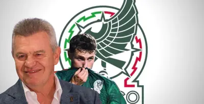 Javier Aguirre junto a Santiago Giménez / FOTO EFE