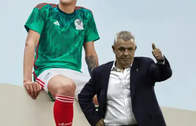 Javier Aguirre levantando dedo y jugador de la Selección/Foto TUDN.