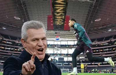 Javier Aguirre negando y Luis Malagón corriendo/Foto Mi Selección.