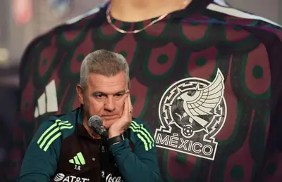 Javier Aguirre pensativo y jersey de la Selección Mexicana/Foto Dónde Ir.