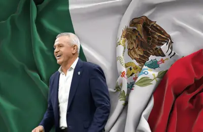Javier Aguirre riendo y bandera de México/ Foto Martí Blog.