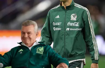 Javier Aguirre riendo y Jugador de la Selección Mexicana/ Foto Mediotiempo.