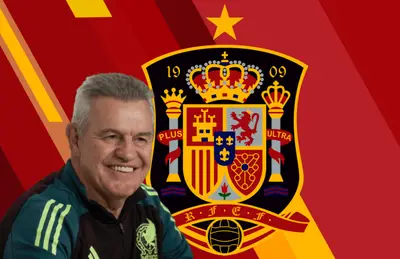 Javier Aguirre riendo y logo del fútbol español/Foto España Fútbol.