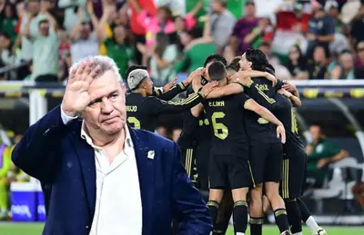Javier Aguirre saludando y jugadores de Selección Mexicana/ Foto Marcrix Noticias.