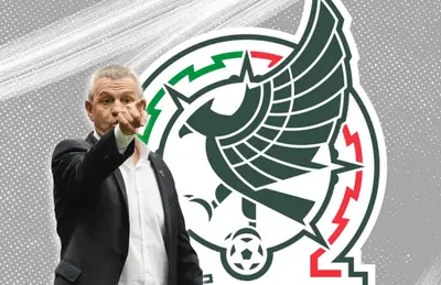 Javier Aguirre señalando y logo del Tri/Foto Selección Mexicana.