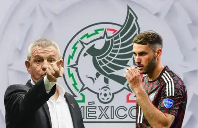 Javier Aguirre señalando y Santiago Giménez/Foto Cadena Noticias.