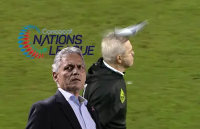 Javier Aguirre siendo golpeado y Reinaldo Rueda preocupado /Foto TUDN.