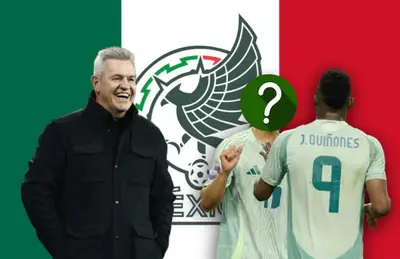 Javier Aguirre sonriendo, Julián Quiñones y jugador incógnito/Foto Ebay.