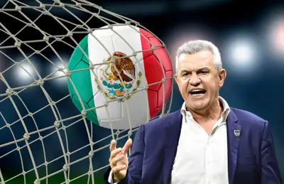 Javier Aguirre y balón con bandera de México/Foto Depositphotos