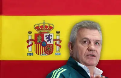 Javier Aguirre y bandera española/Foto Viva Selección.