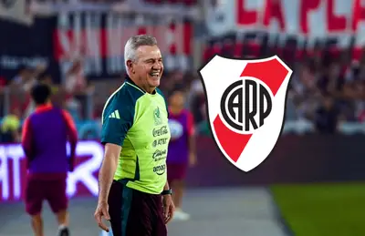 Javier Aguirre y escudo de River Plate/ Foto Soy Rayado.