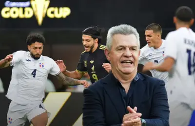 Javier Aguirre y futbolistas disputando esférico/ Foto La Afición.
