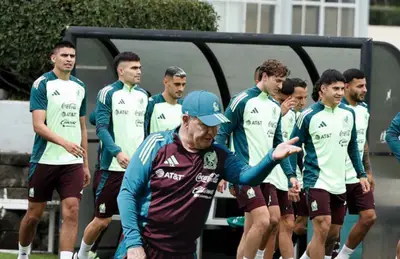 Javier Aguirre y jugadores de la Selección Mexicana/Foto Vox Populi Noticias..