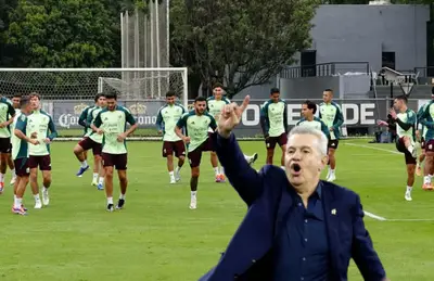 Javier Aguirre y jugadores de Selección Mexicana entrenando/Foto N+.