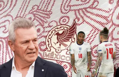 Javier Aguirre y jugadores ingleses/Foto Fútbol Total.